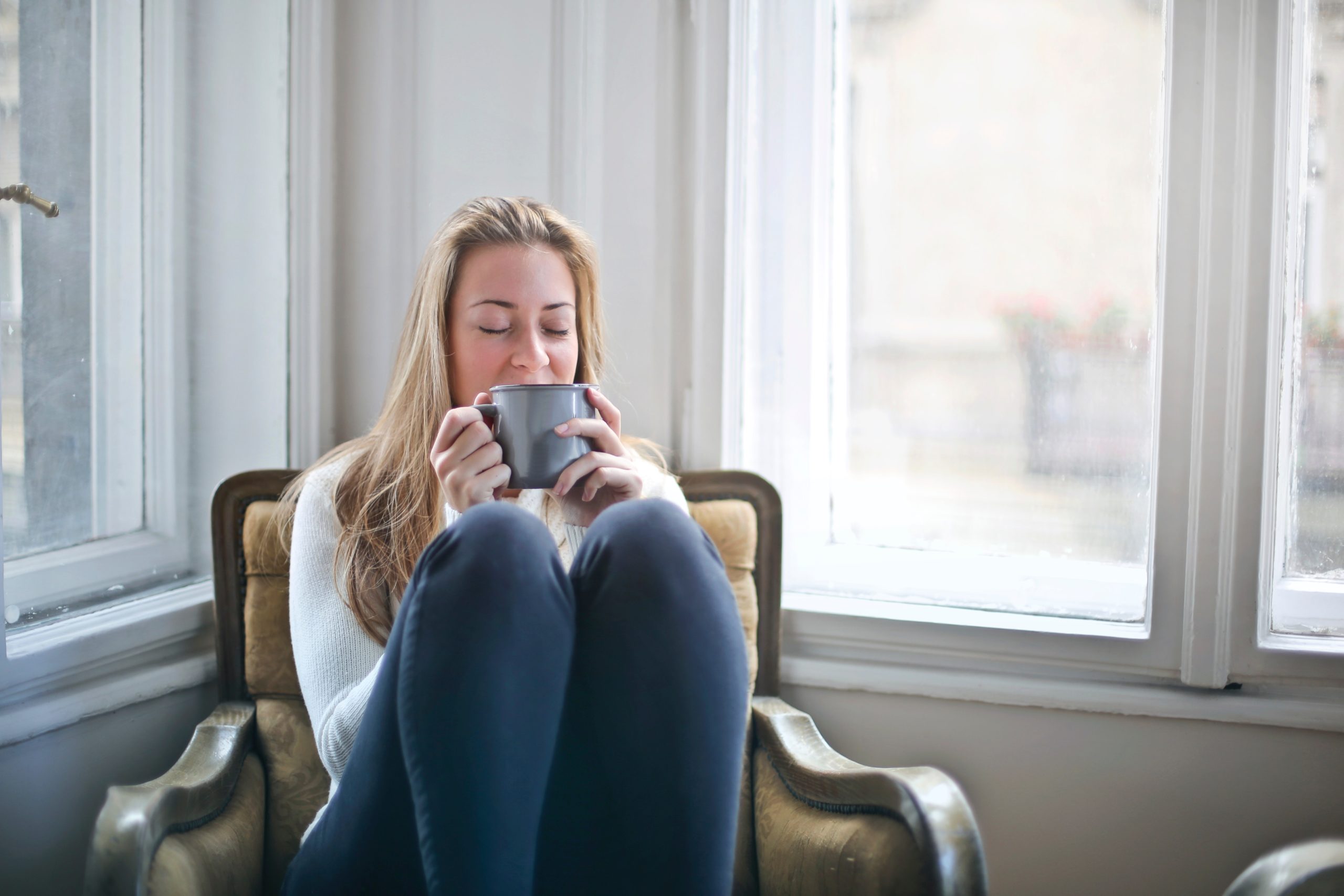 woman-holding-gray-ceramic-mug-846080